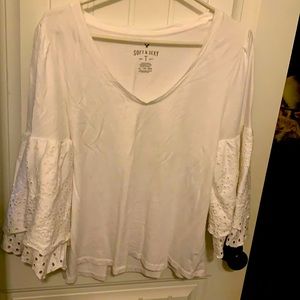 American Eagle white eyelet-sleeved 3/4 sleeves. Size XL